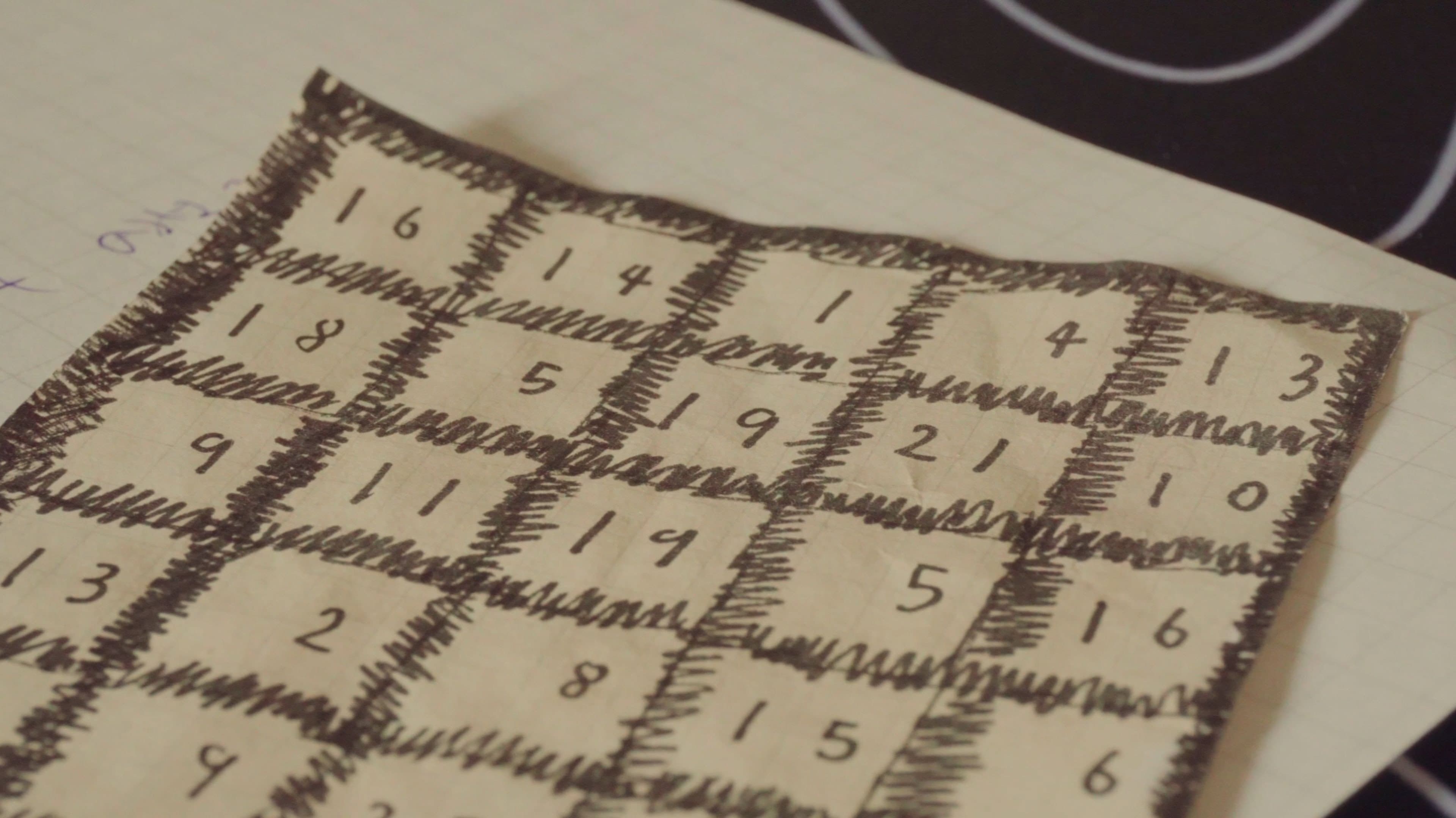 PUZZLE PRESENT backdrop