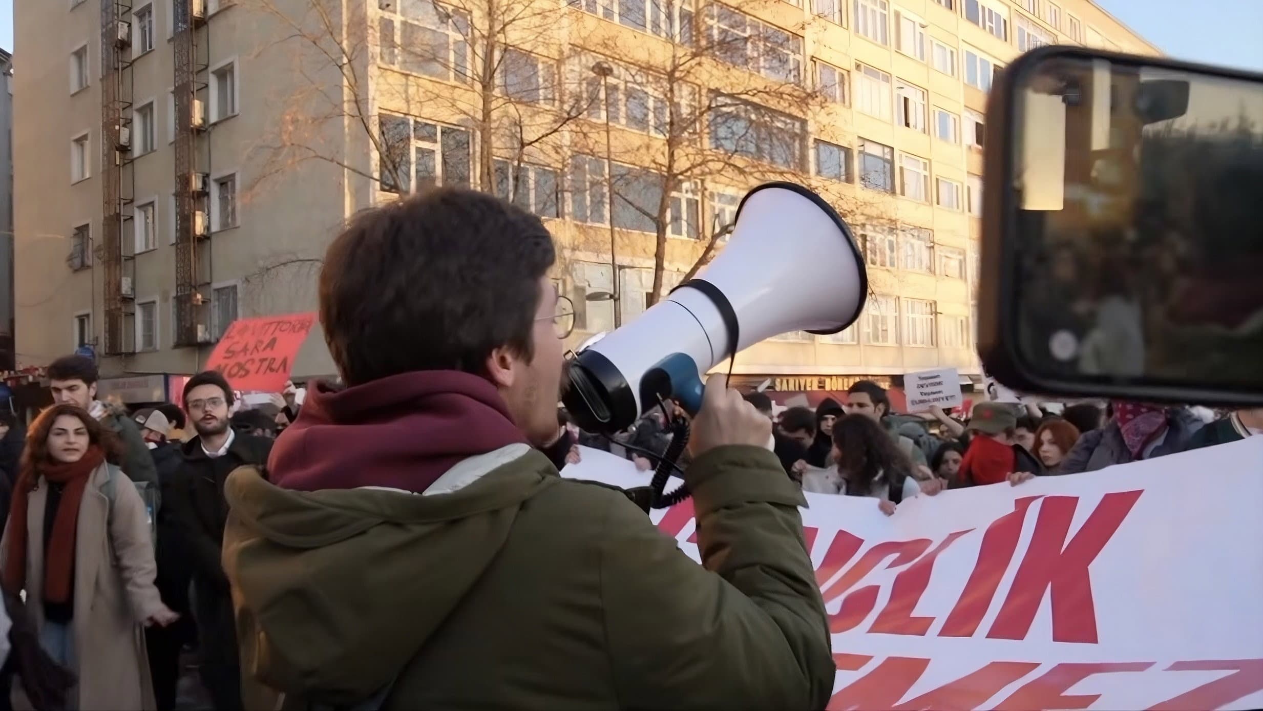 19 Mart: Bir Kuşağın Hikayesi backdrop