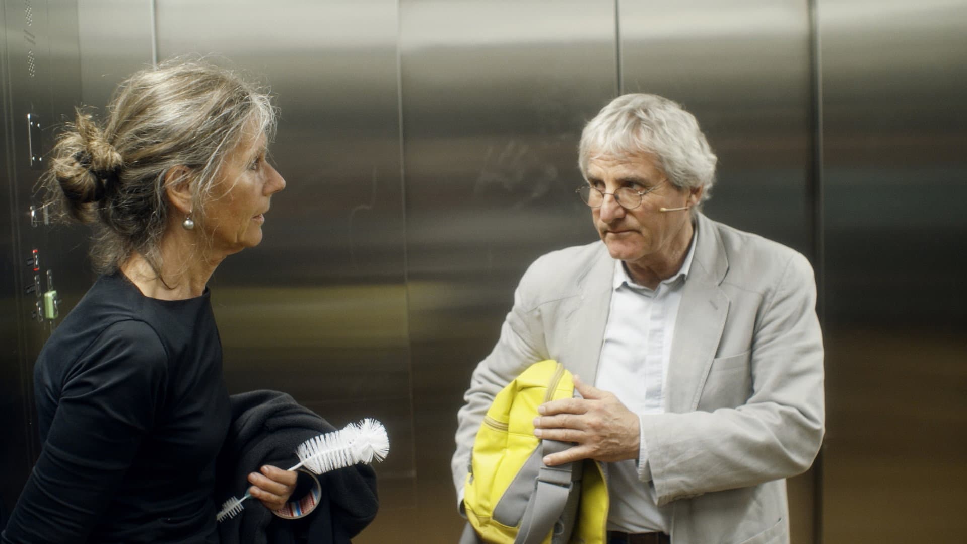 Ich hätte am Kronleuchter hängen bleiben müssen backdrop