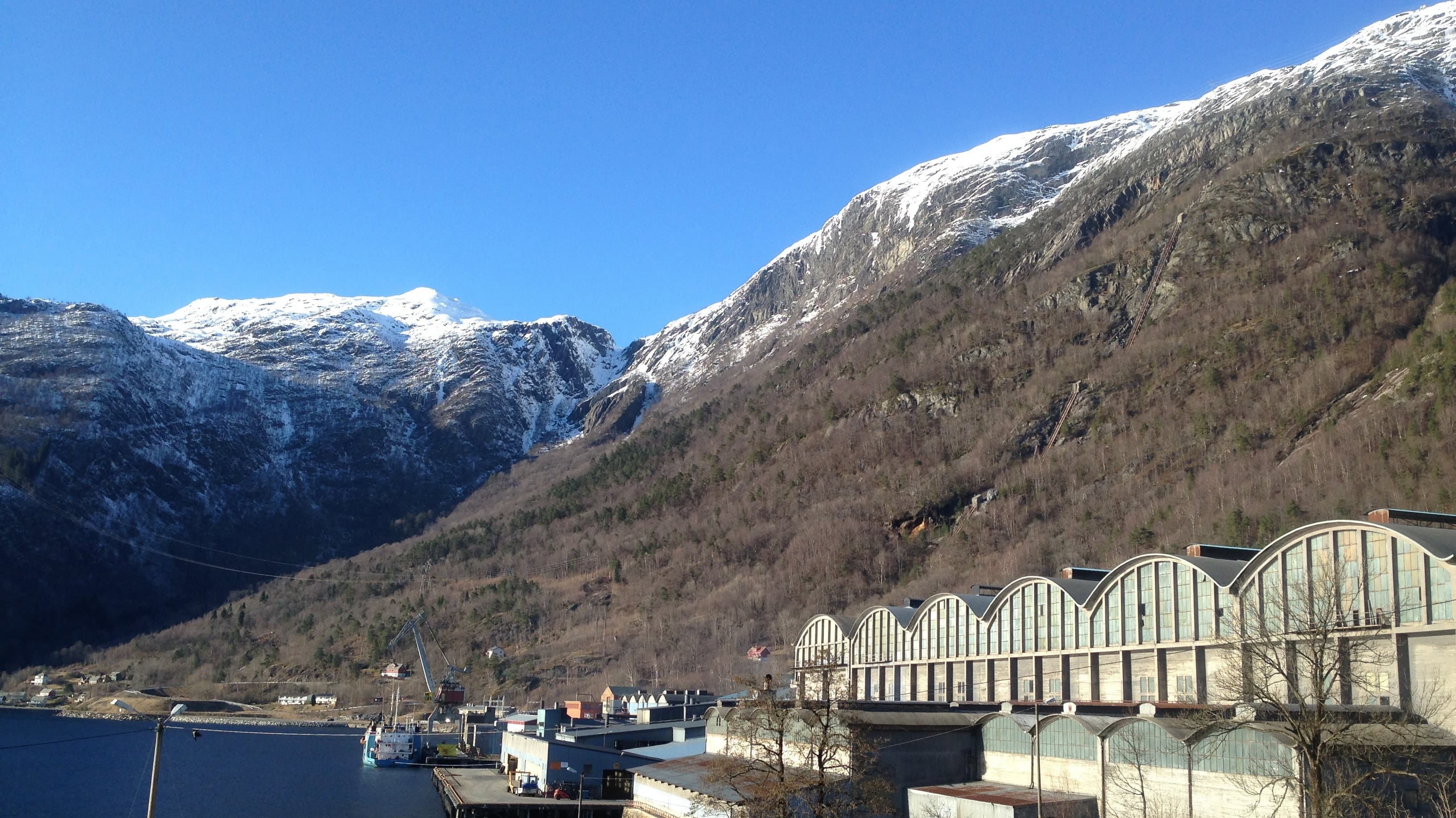 Frå solside til skuggeland? -Industristaden Ålvik i Hardanger backdrop