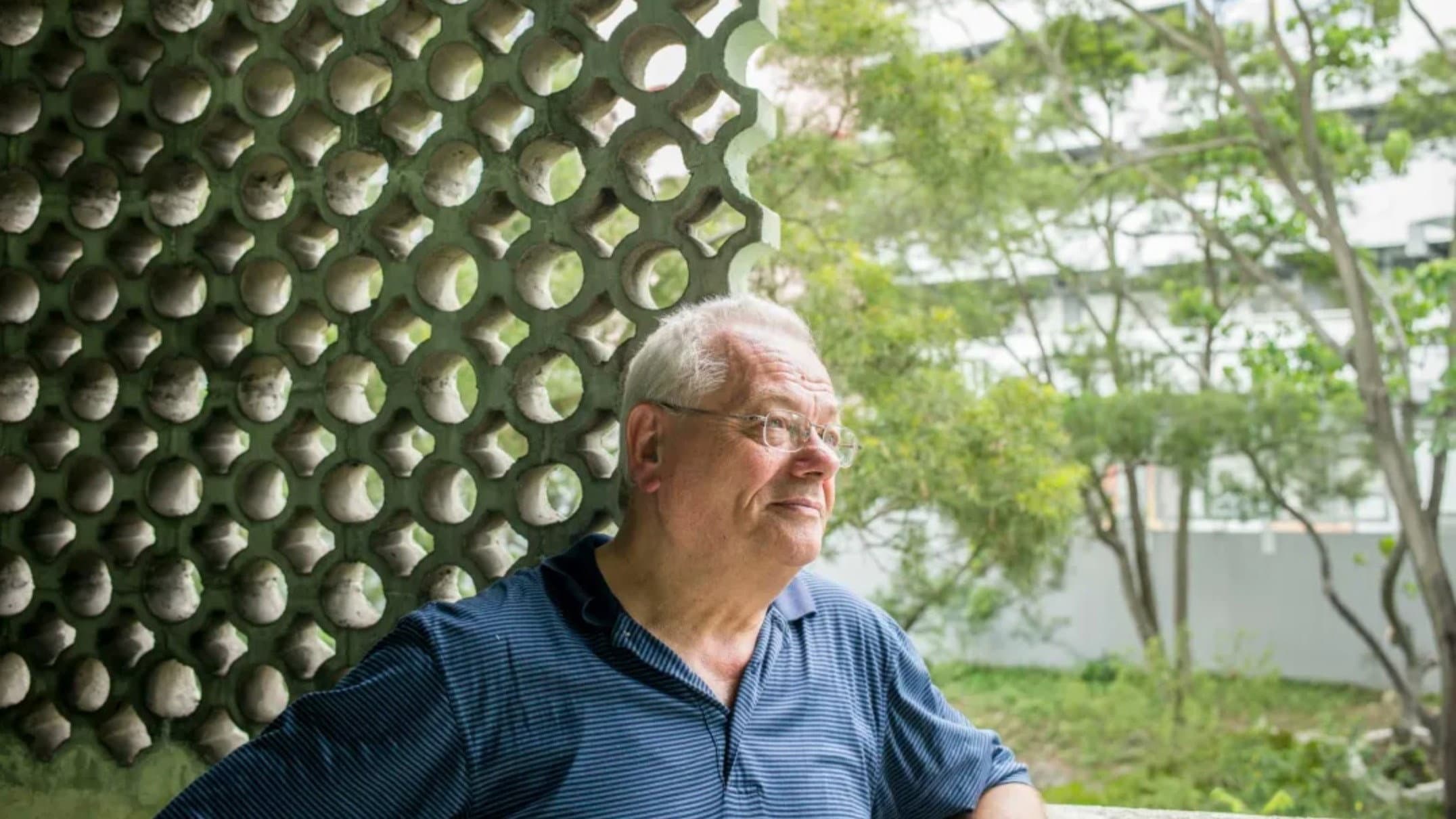 Franco Mella backdrop