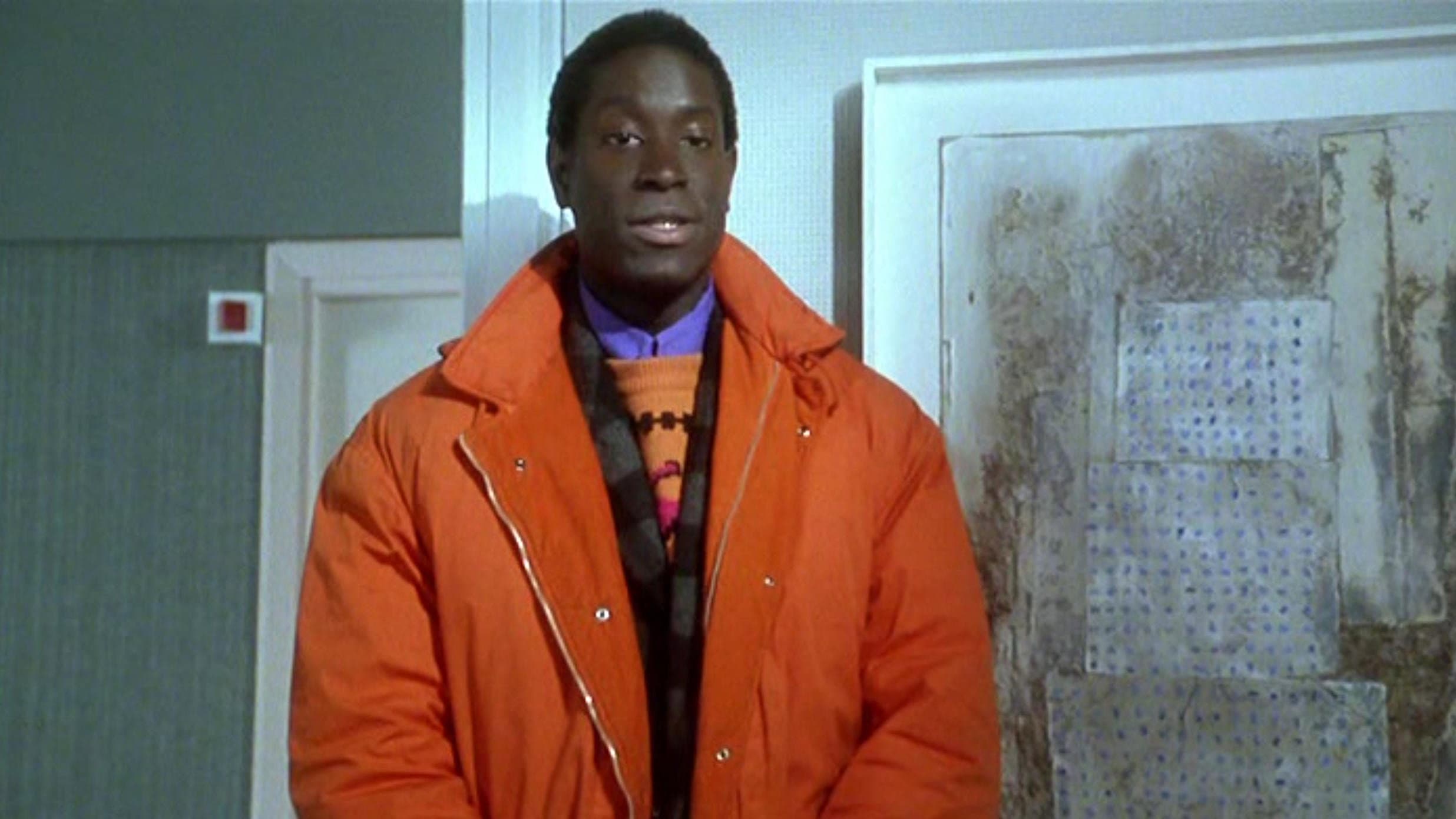 L'Invité surprise backdrop