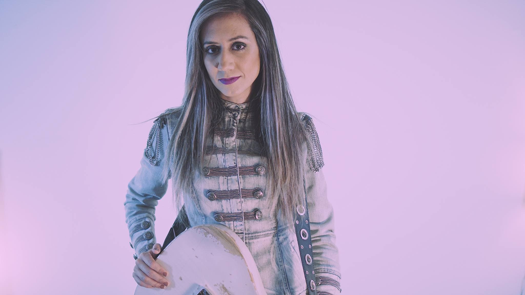 Lari Basilio - The Sound Of My Room backdrop