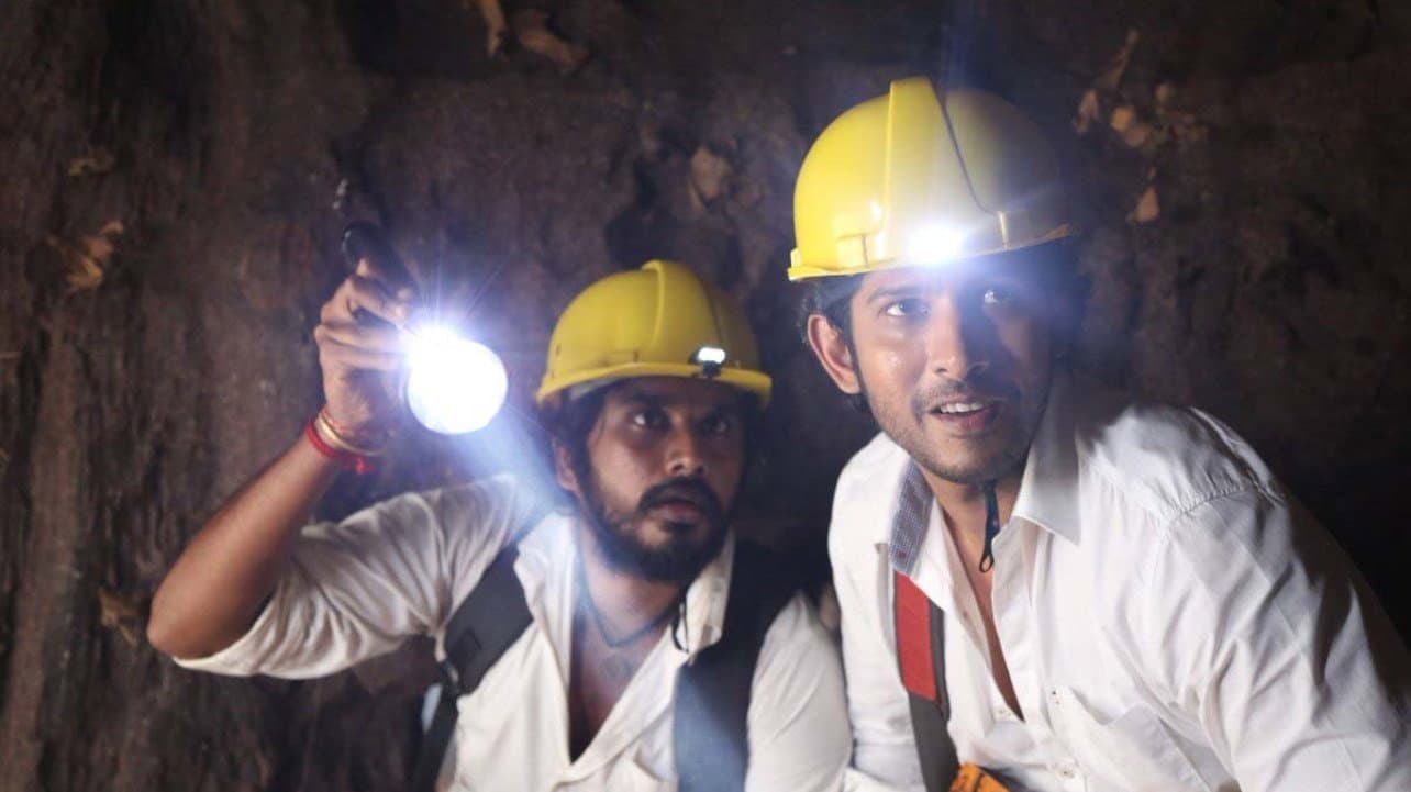 Kalavu Thozhirchalai backdrop