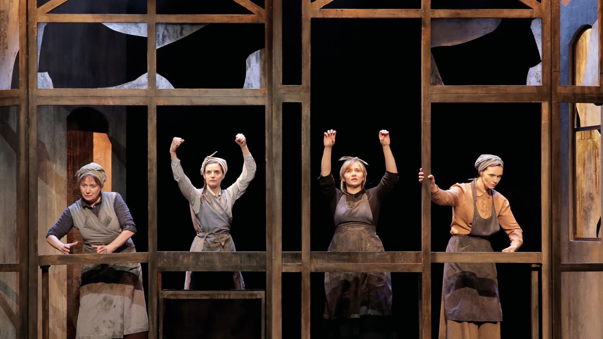 Les Filles Aux Mains Jaunes backdrop