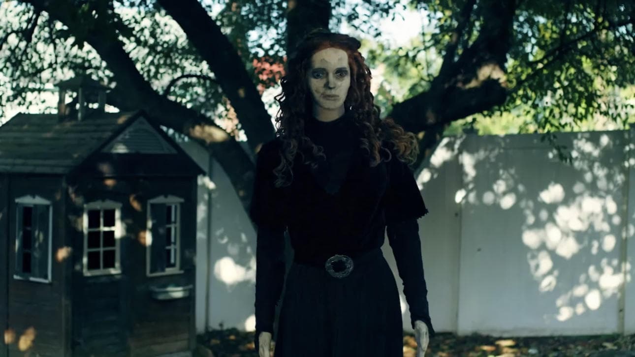 825 Forest Road backdrop