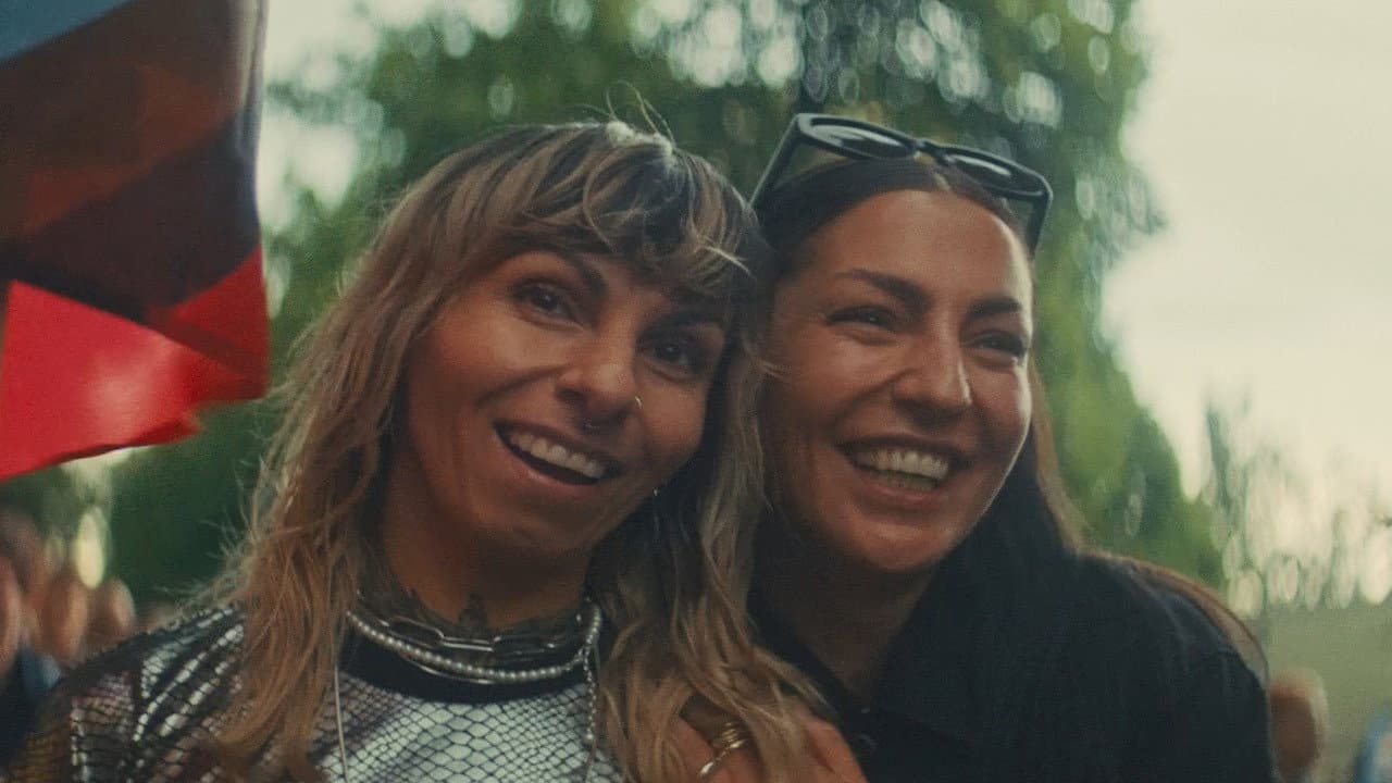 The Lesbian Bar Project: FLINTA backdrop