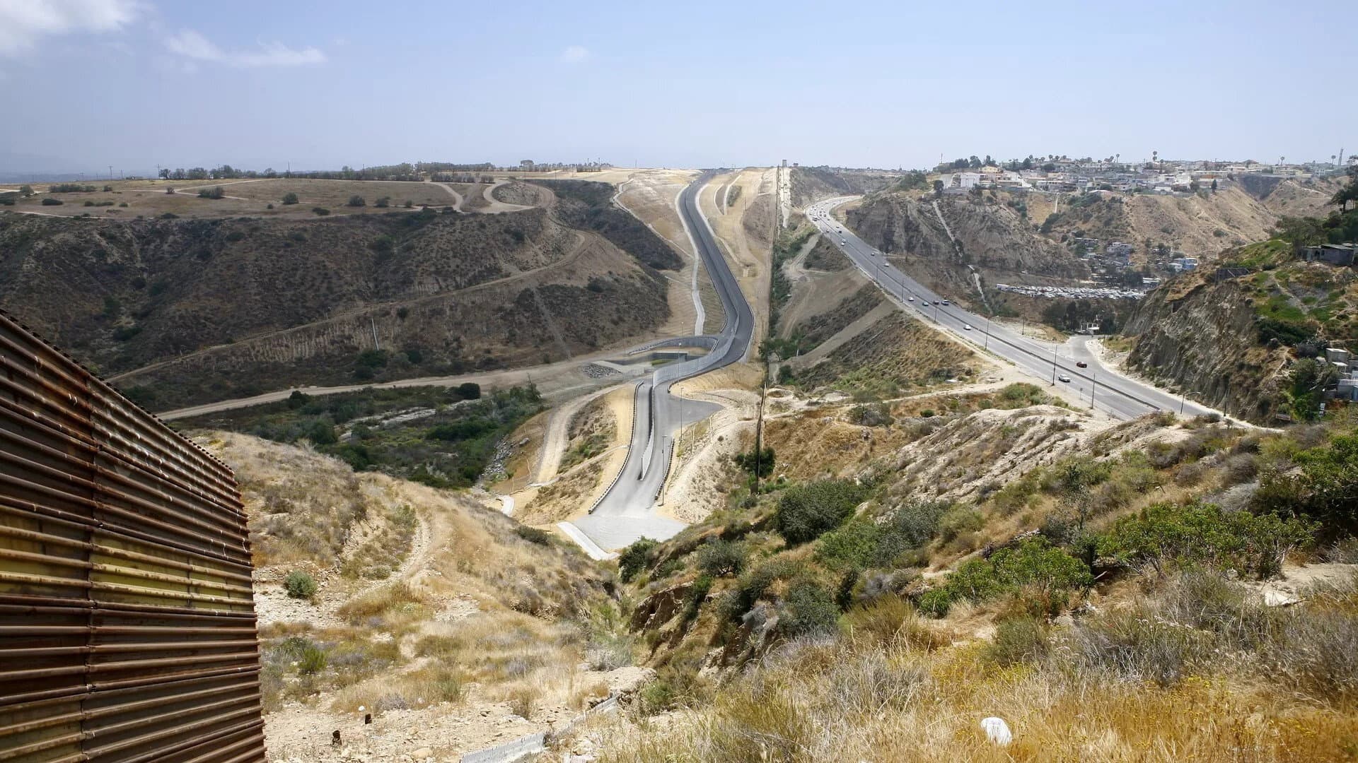 Amexica: Life in the Borderlands backdrop