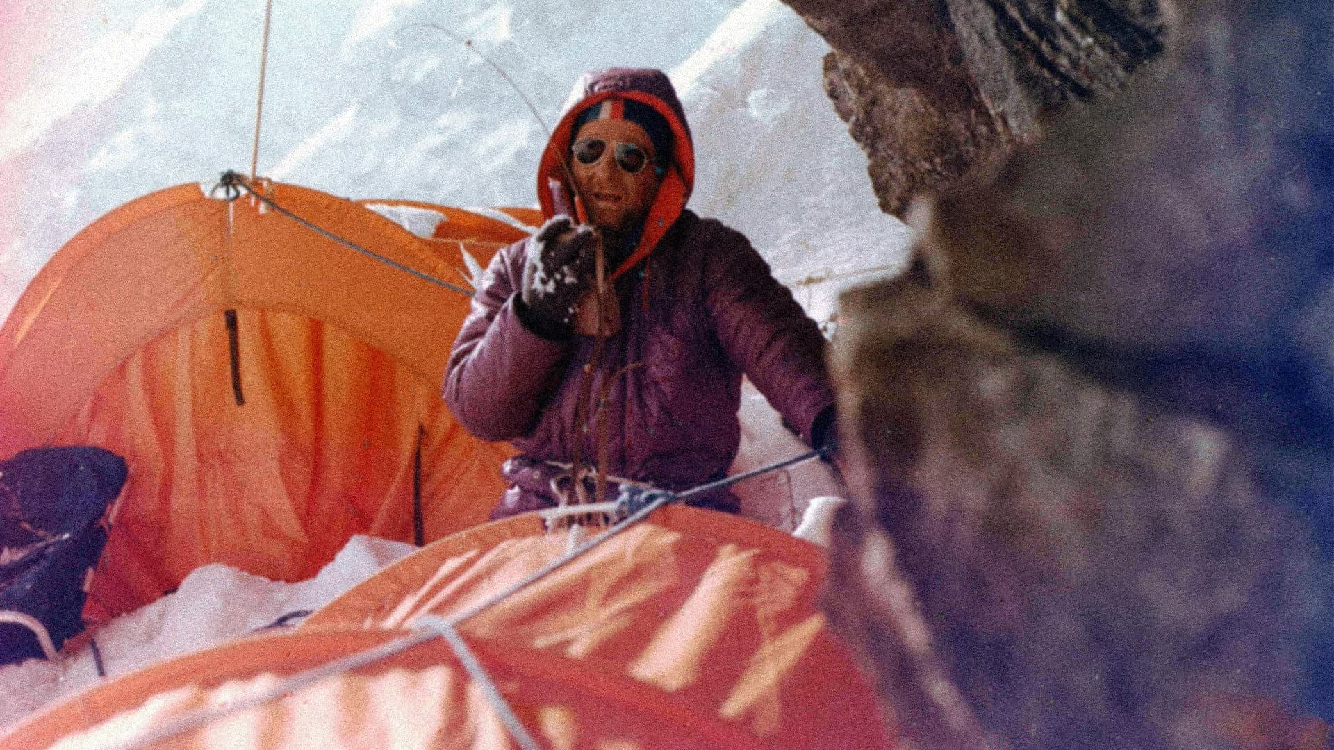 Vynes na horu svoj hrob backdrop