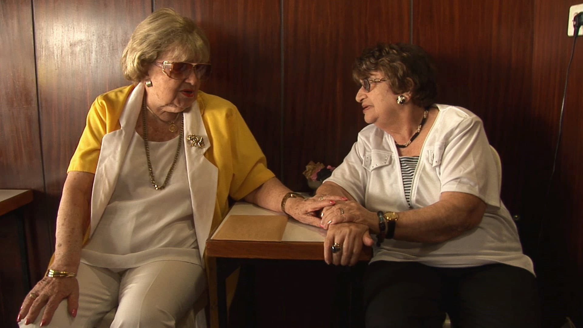 Chaja & Mimi backdrop